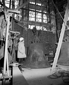 856919 Afbeelding van het terugplaatsen van de gerestaureerde klokken van het carillon van de Domtoren te Utrecht.
